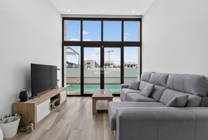 Resale - VILLA -
TORREVIEJA - Costa Blanca
