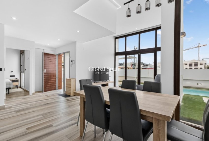 Resale - VILLA -
TORREVIEJA - Costa Blanca