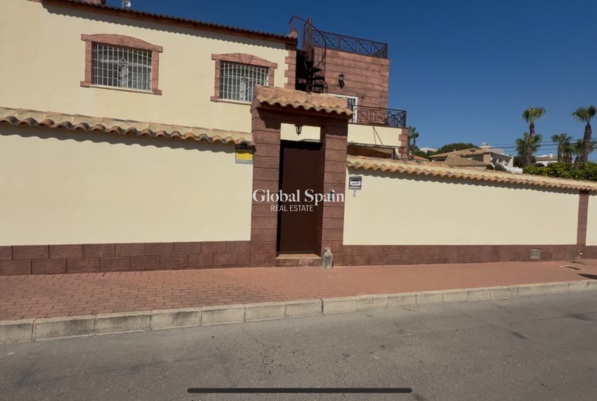 Resale - VILLA -
TORREVIEJA - Costa Blanca