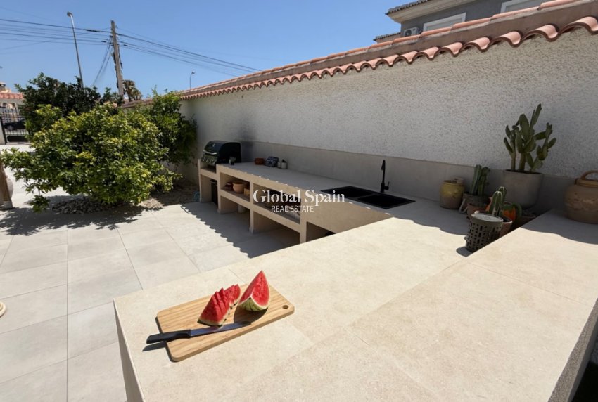 Resale - VILLA -
TORREVIEJA - Costa Blanca