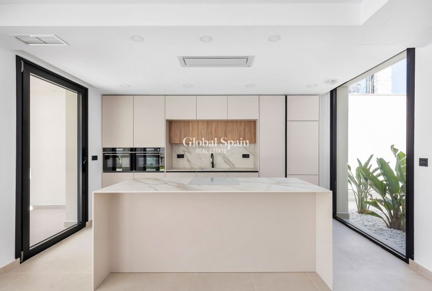 Resale - VILLA -
TORREVIEJA - Costa Blanca