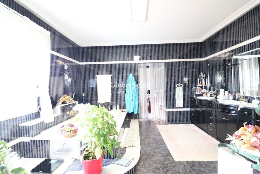 Resale - Villa -
TORREVIEJA - El chaparral