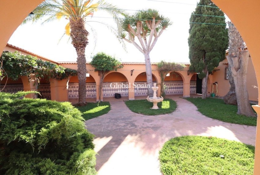 Resale - Villa -
TORREVIEJA - El chaparral