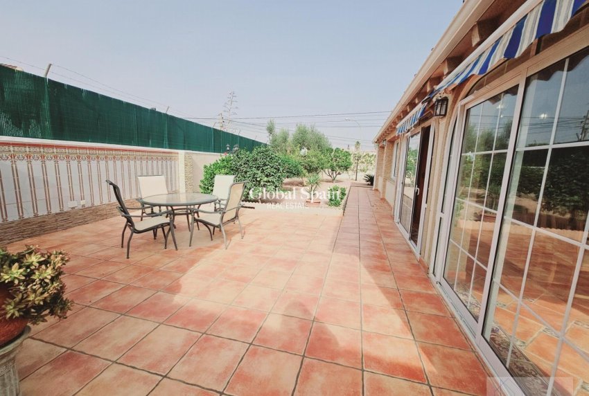 Resale - VILLA -
TORREVIEJA - La Siesta - El Salado - Torreta