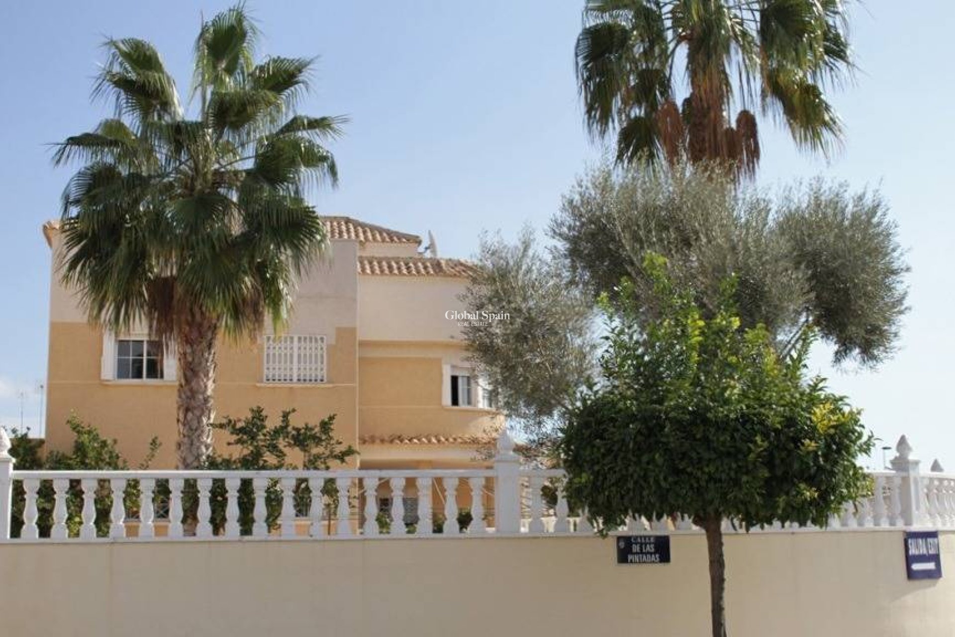 Resale - VILLA -
TORREVIEJA - La Siesta - El Salado - Torreta