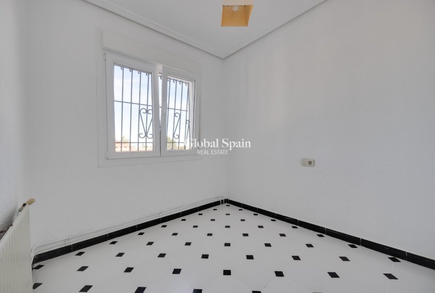 Resale - VILLA -
TORREVIEJA - La Siesta - El Salado - Torreta