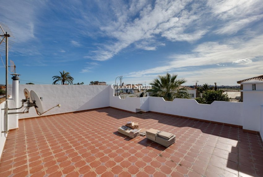 Resale - VILLA -
TORREVIEJA - La Siesta - El Salado - Torreta