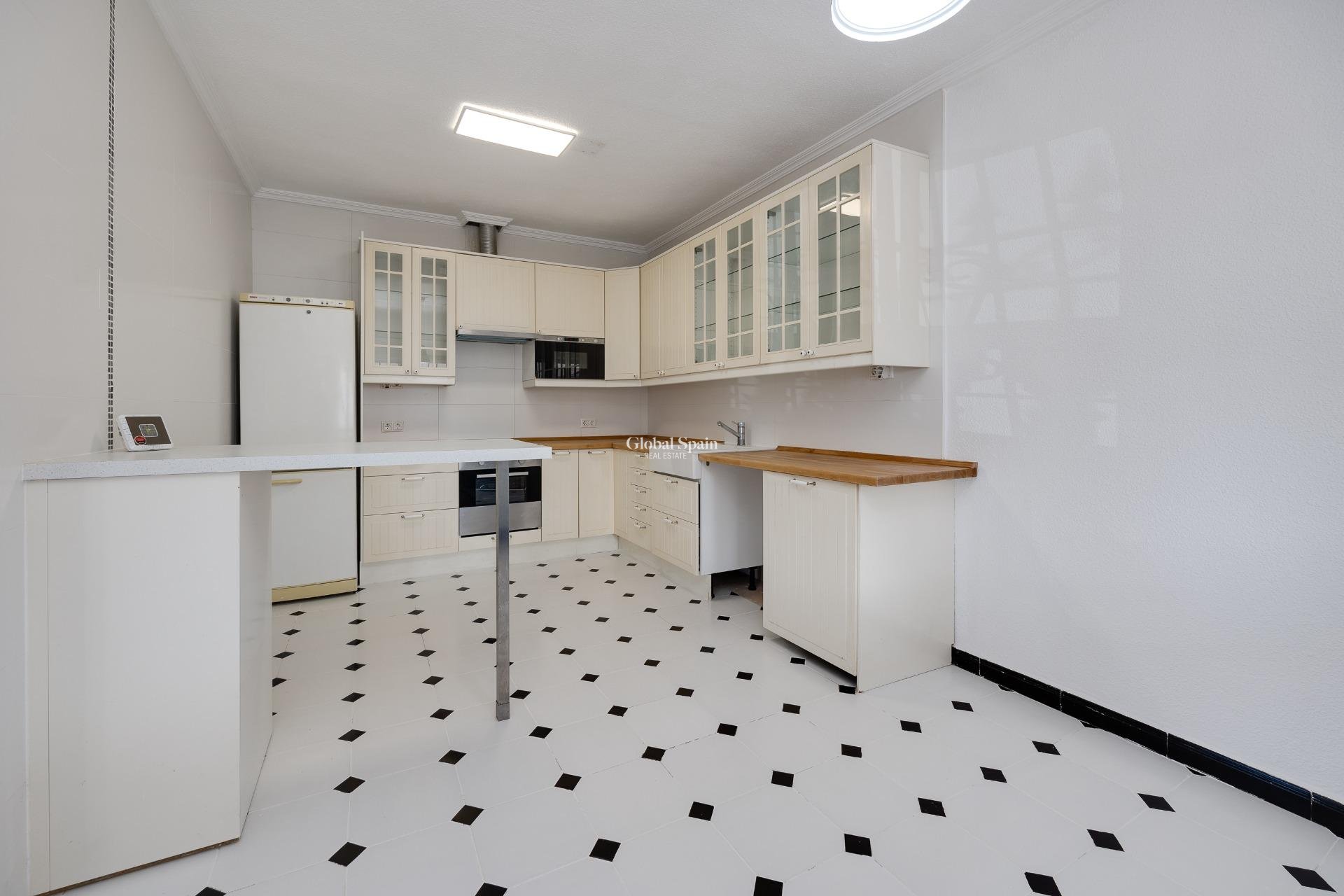 Resale - VILLA -
TORREVIEJA - La Siesta - El Salado - Torreta