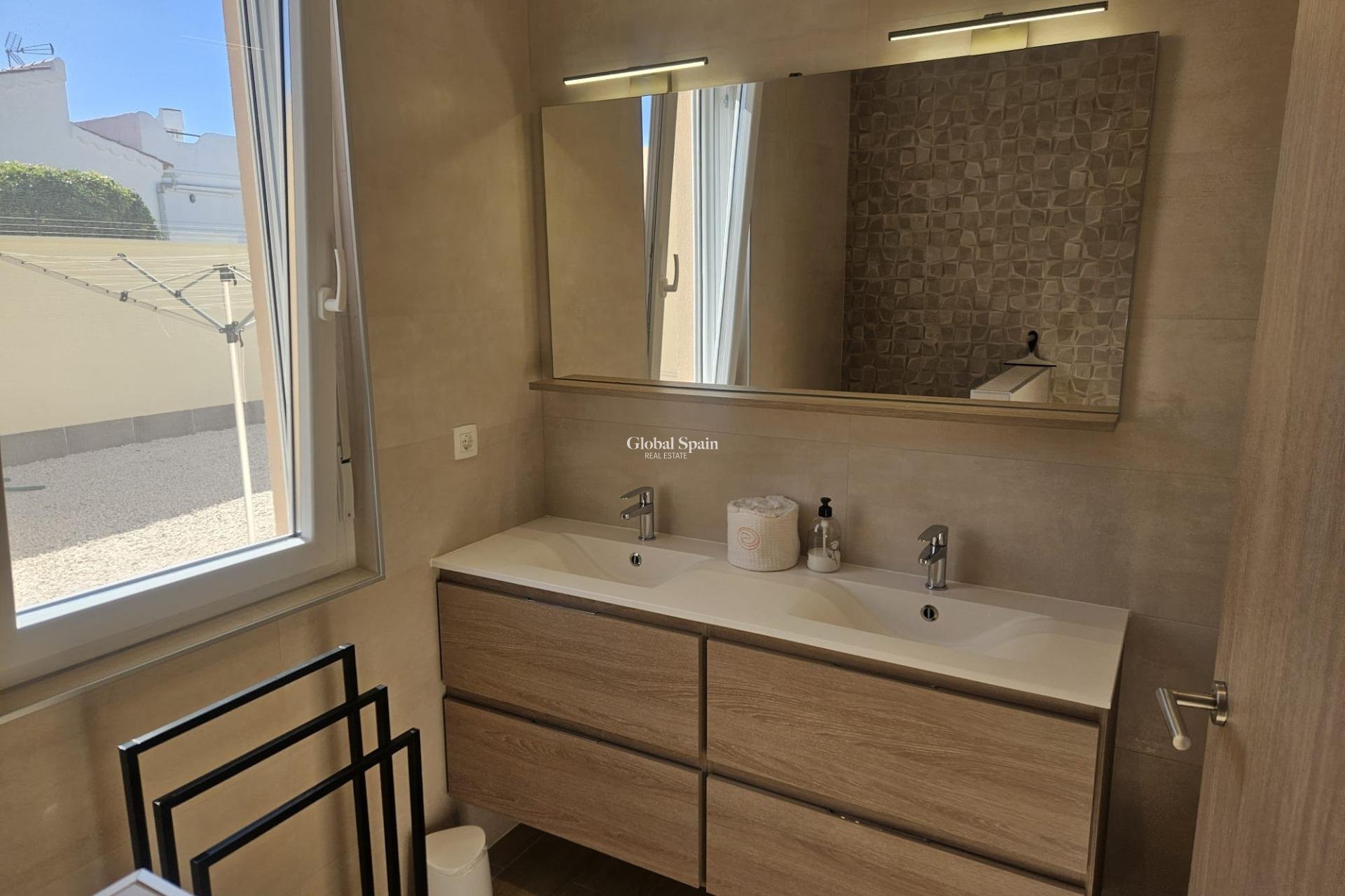 Resale - VILLA -
TORREVIEJA - La Siesta - El Salado - Torreta