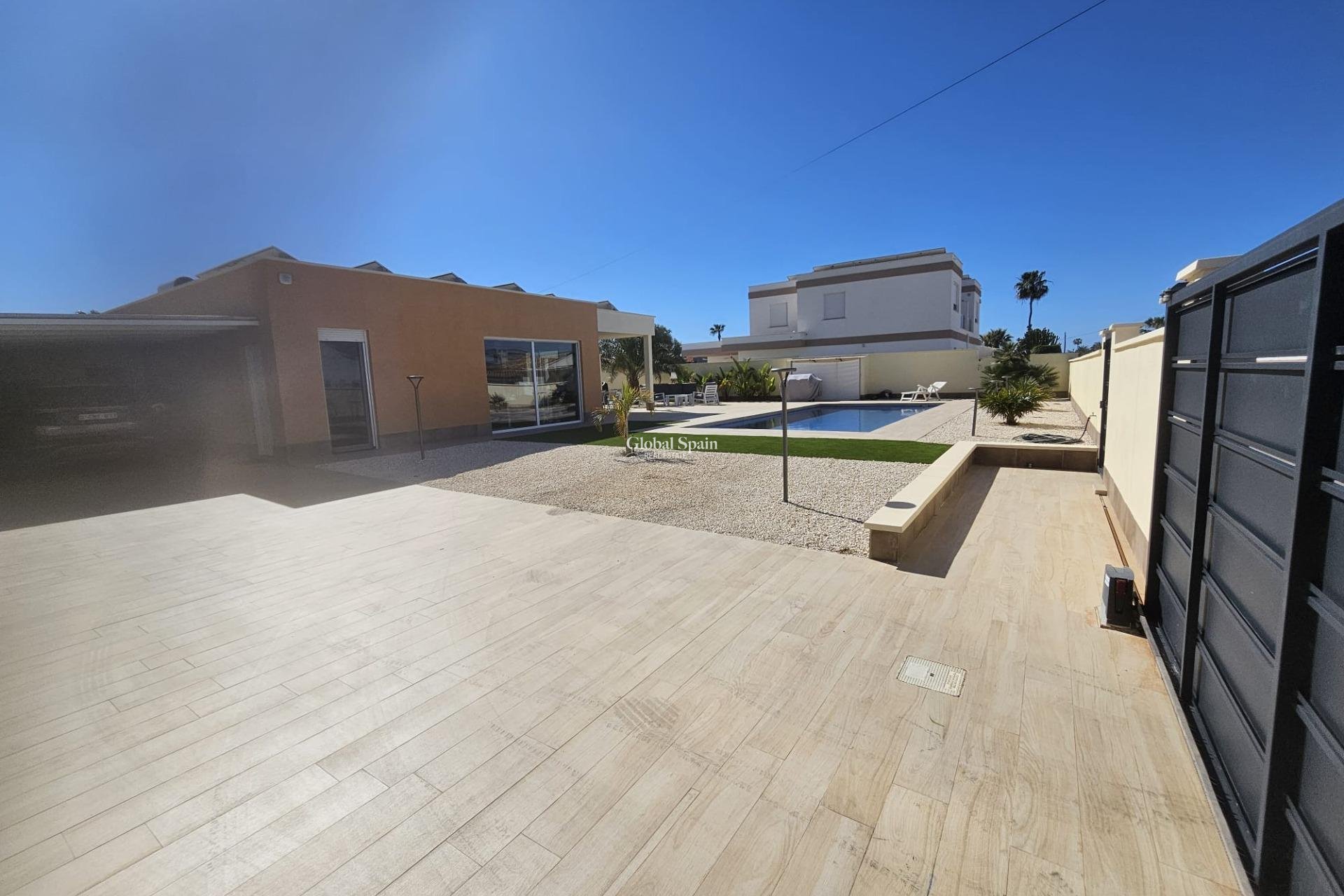 Resale - VILLA -
TORREVIEJA - La Siesta - El Salado - Torreta