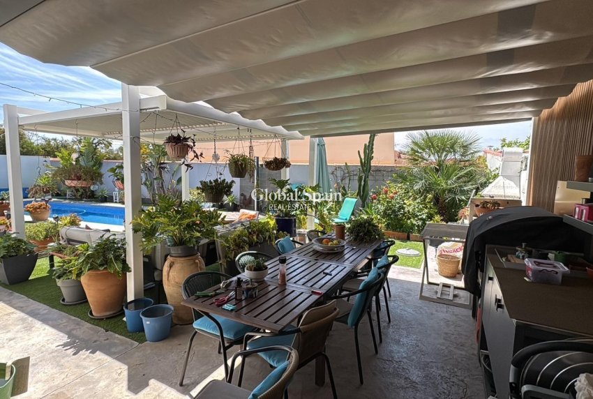 Resale - VILLA -
TORREVIEJA - La Siesta - El Salado - Torreta