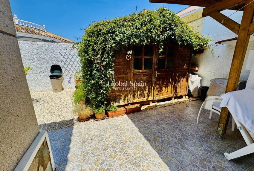 Resale - VILLA -
TORREVIEJA - La Siesta - El Salado - Torreta