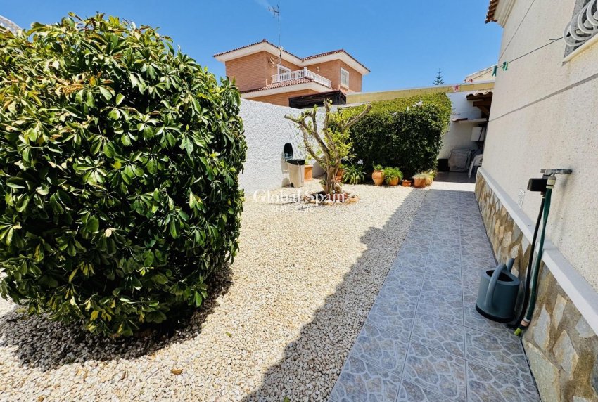 Resale - VILLA -
TORREVIEJA - La Siesta - El Salado - Torreta