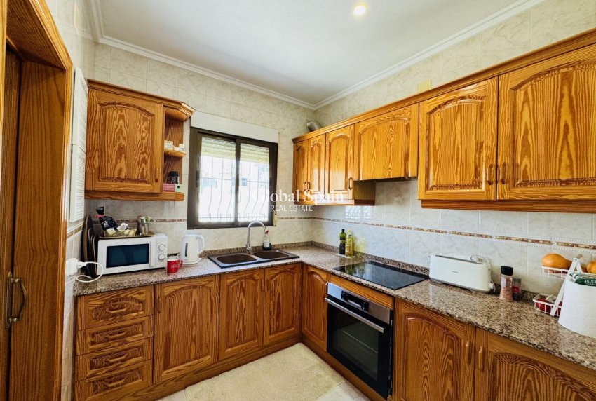 Resale - VILLA -
TORREVIEJA - La Siesta - El Salado - Torreta
