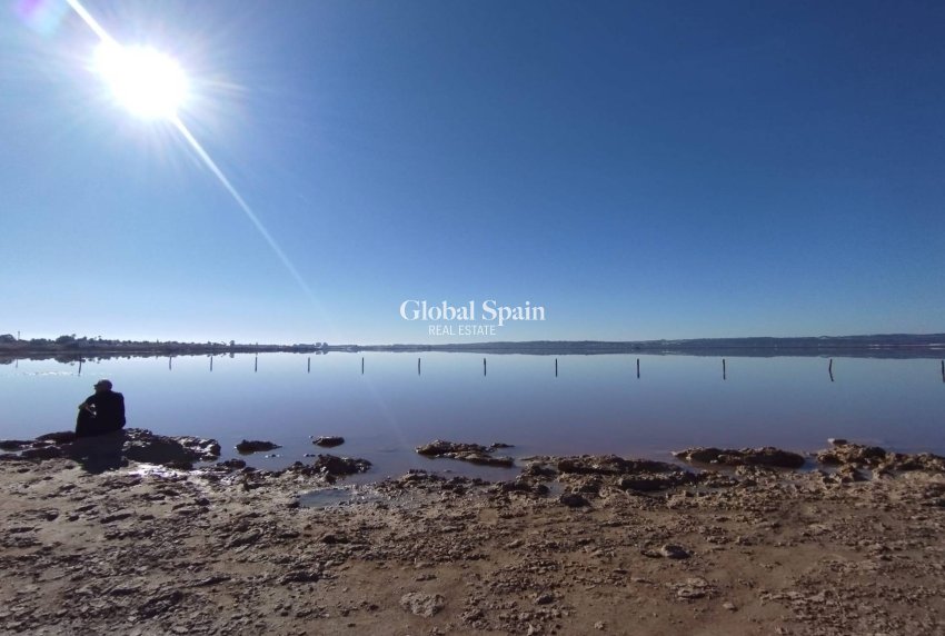 Resale - VILLA -
TORREVIEJA - La Siesta - El Salado - Torreta