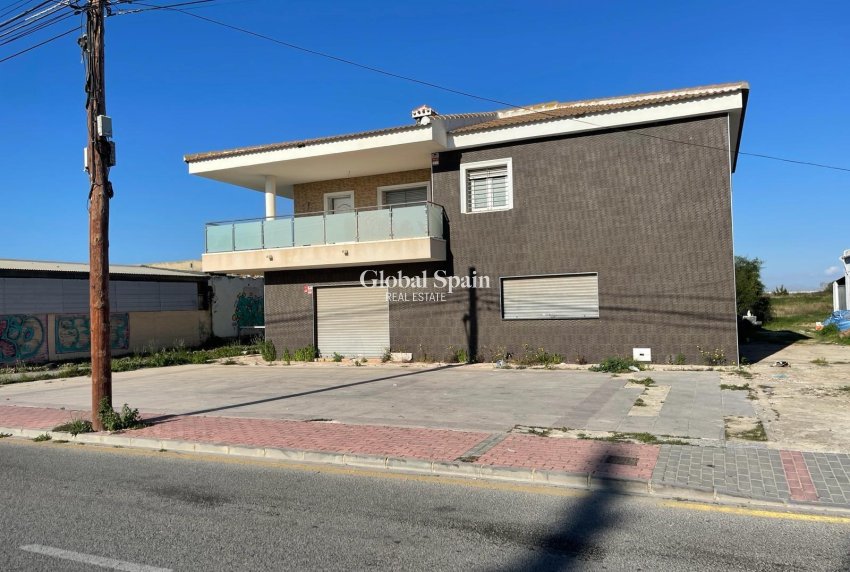 Resale - VILLA -
TORREVIEJA - La Siesta - El Salado - Torreta