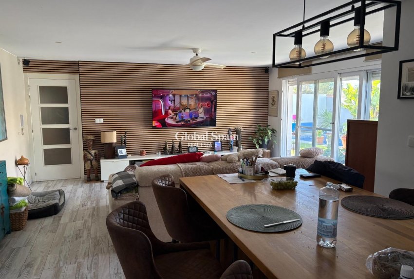 Resale - VILLA -
TORREVIEJA - La Siesta - El Salado - Torreta