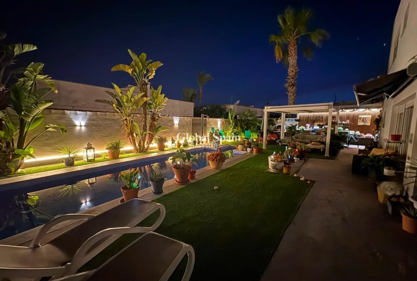 Resale - VILLA -
TORREVIEJA - La Siesta - El Salado - Torreta