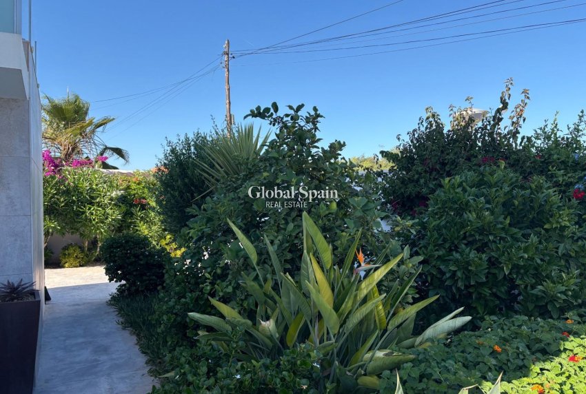 Resale - VILLA -
TORREVIEJA - La Siesta - El Salado - Torreta