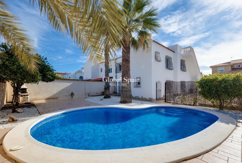 Resale - VILLA -
TORREVIEJA - La Siesta - El Salado - Torreta