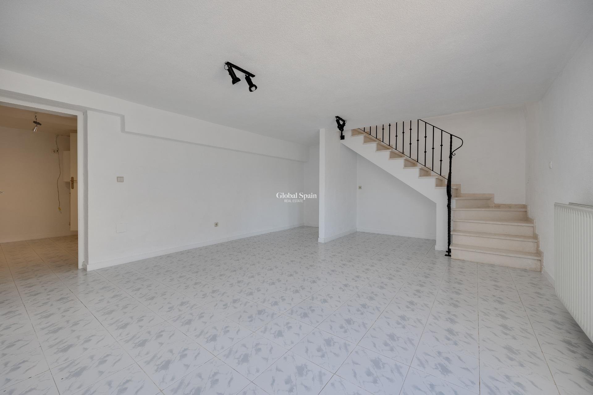 Resale - VILLA -
TORREVIEJA - La Siesta - El Salado - Torreta