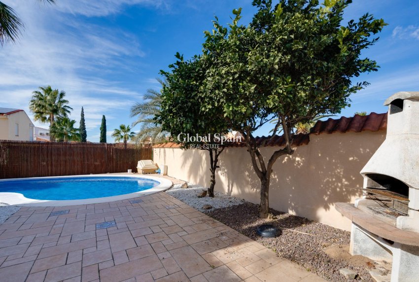 Resale - VILLA -
TORREVIEJA - La Siesta - El Salado - Torreta