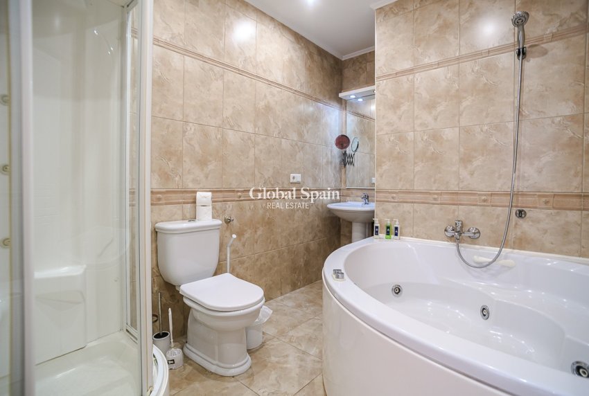 Resale - Villa -
TORREVIEJA - La Siesta