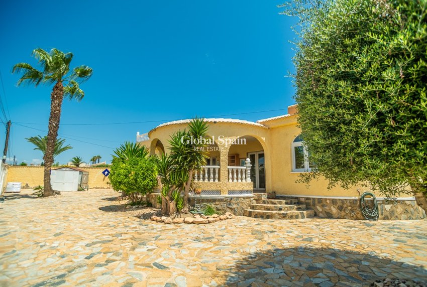 Resale - Villa -
TORREVIEJA - La Siesta