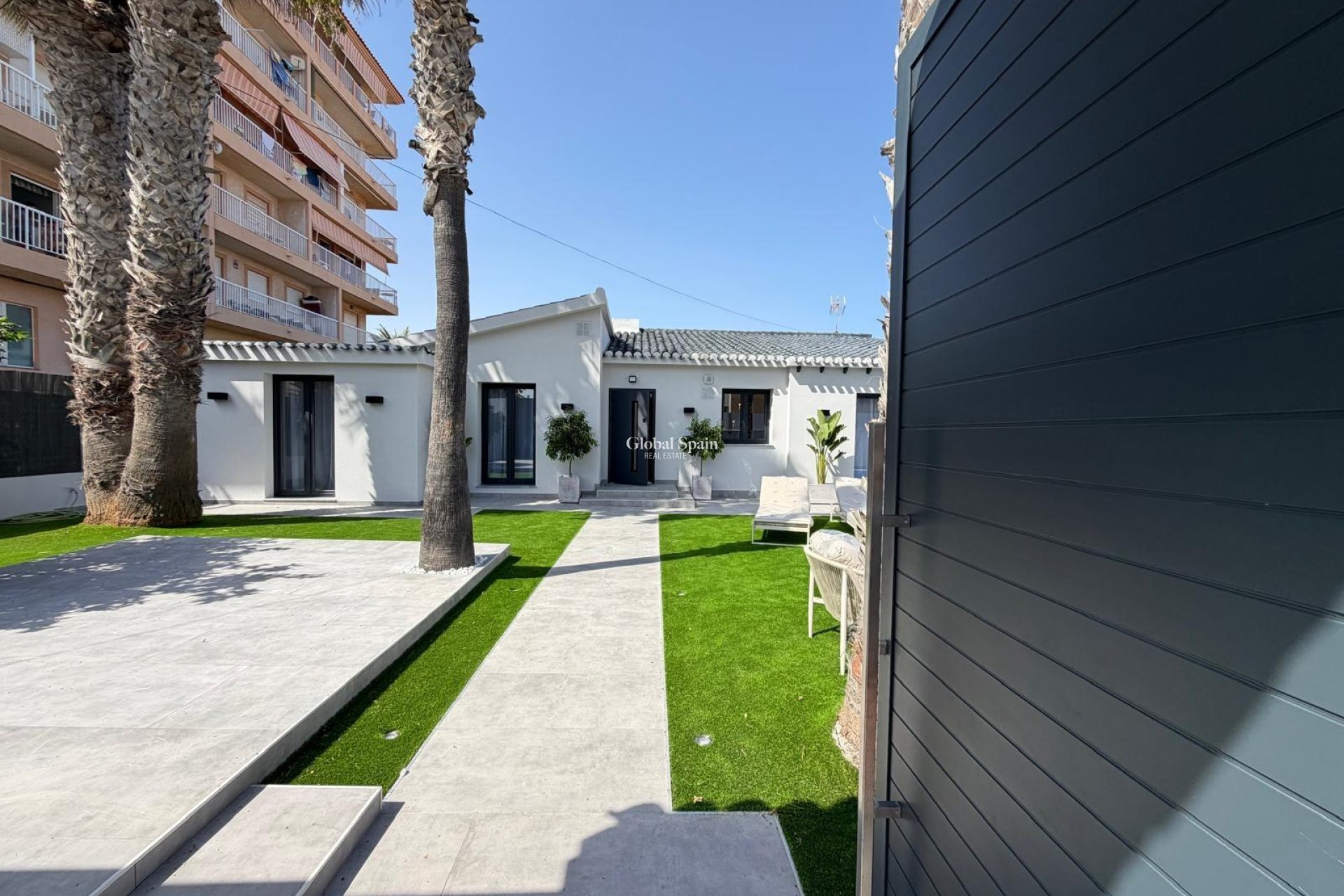 Resale - VILLA -
TORREVIEJA - Punta Prima