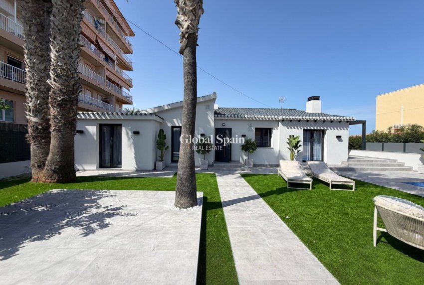 Resale - VILLA -
TORREVIEJA - Punta Prima