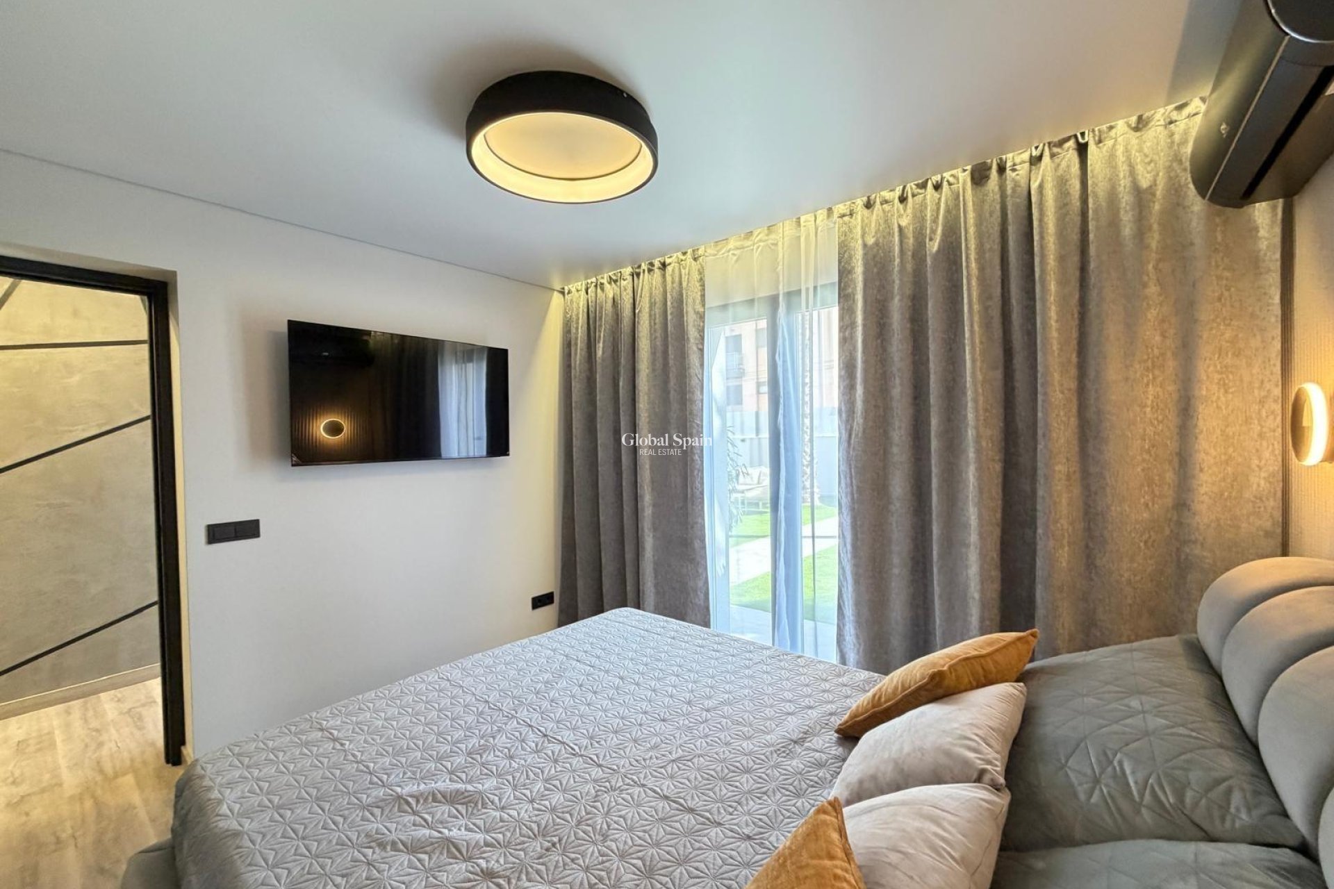 Resale - VILLA -
TORREVIEJA - Punta Prima