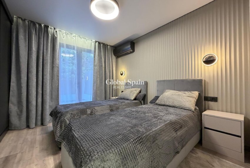 Resale - VILLA -
TORREVIEJA - Punta Prima