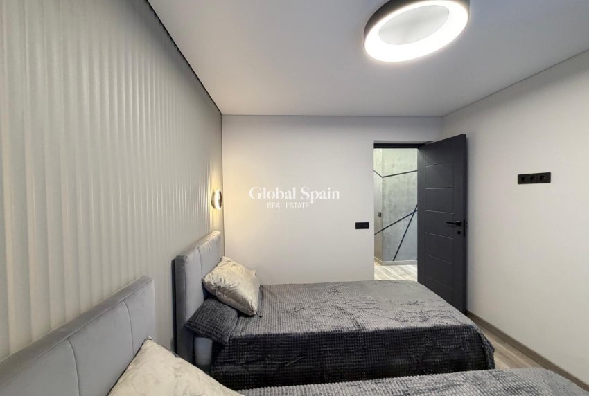 Resale - VILLA -
TORREVIEJA - Punta Prima