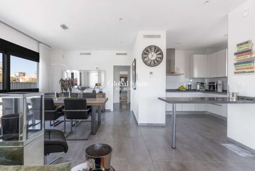 Resale - VILLA -
TORREVIEJA - Rosaleda