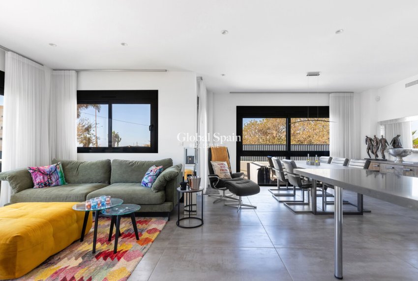 Resale - VILLA -
TORREVIEJA - Rosaleda