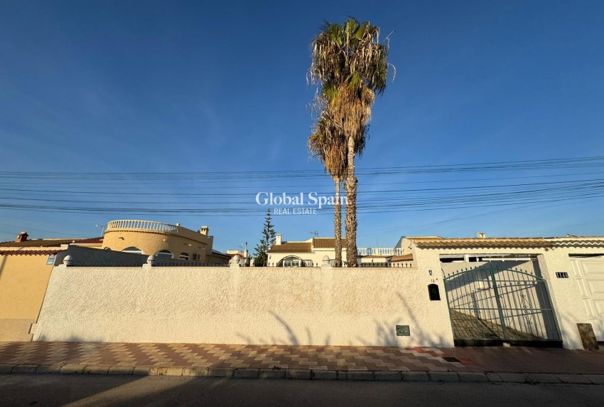 Resale - VILLA -
TORREVIEJA - San luis