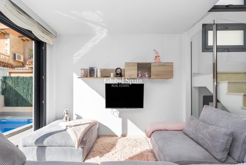 Resale - Villa -
TORREVIEJA - Sector 25