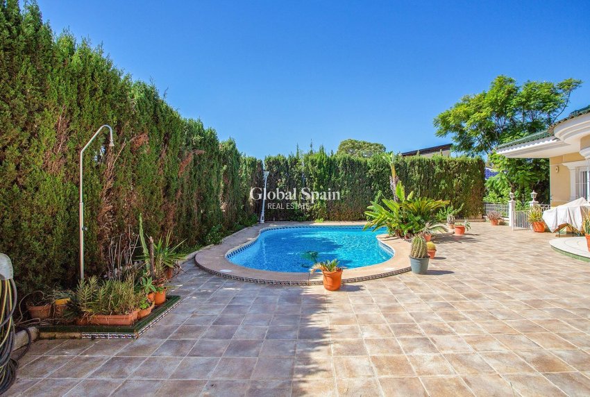 Resale - Villa -
TORREVIEJA - Torreta florida