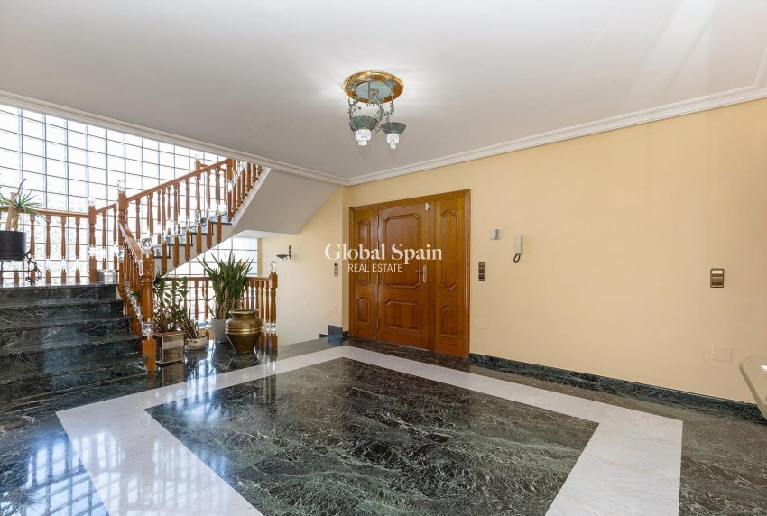 Resale - Villa -
TORREVIEJA - Torreta florida