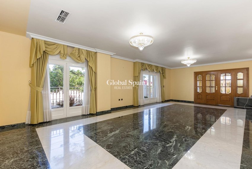 Resale - Villa -
TORREVIEJA - Torreta florida