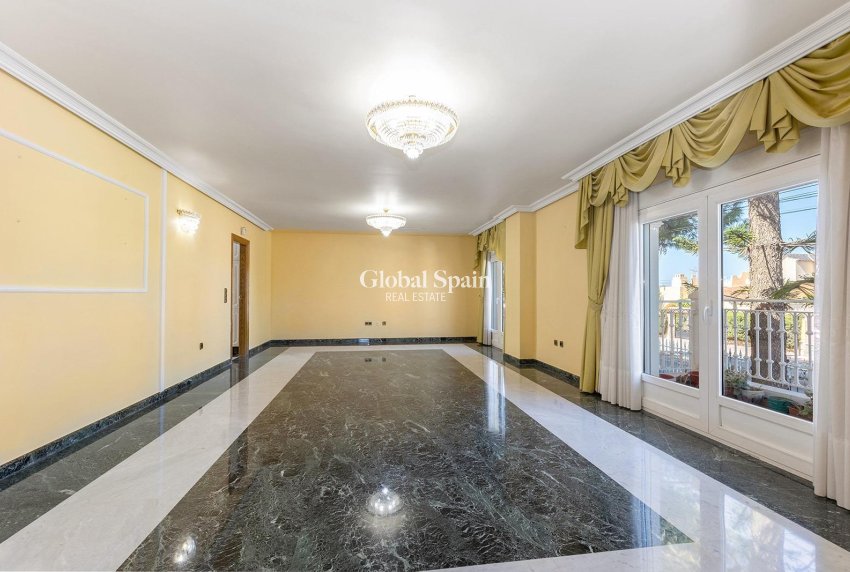 Resale - Villa -
TORREVIEJA - Torreta florida