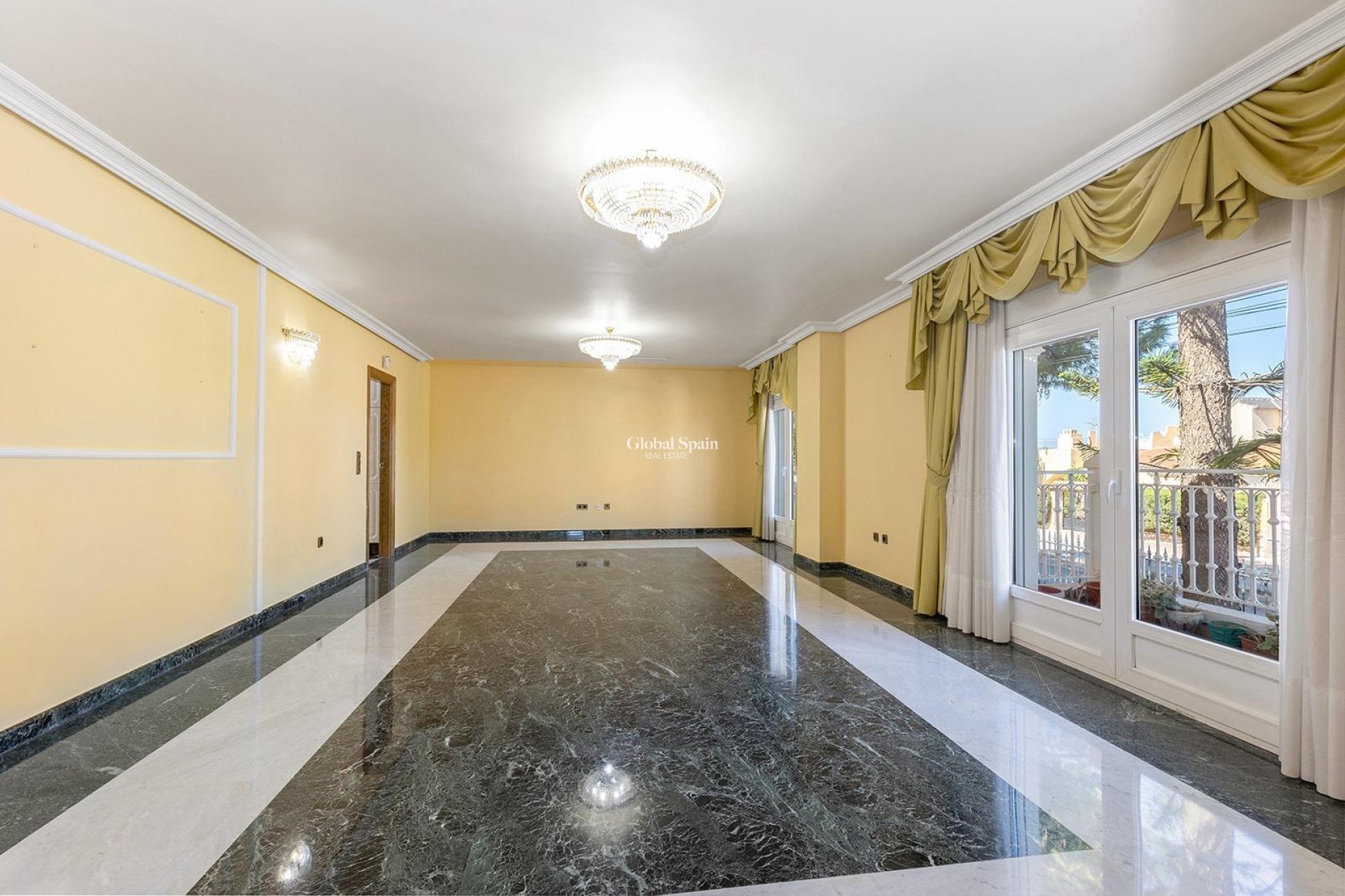 Resale - Villa -
TORREVIEJA - Torreta florida