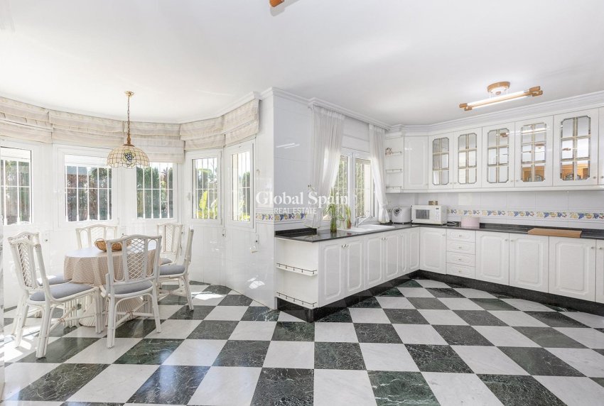 Resale - Villa -
TORREVIEJA - Torreta florida