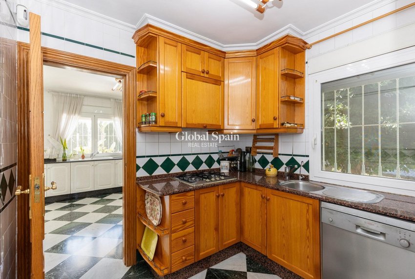 Resale - Villa -
TORREVIEJA - Torreta florida