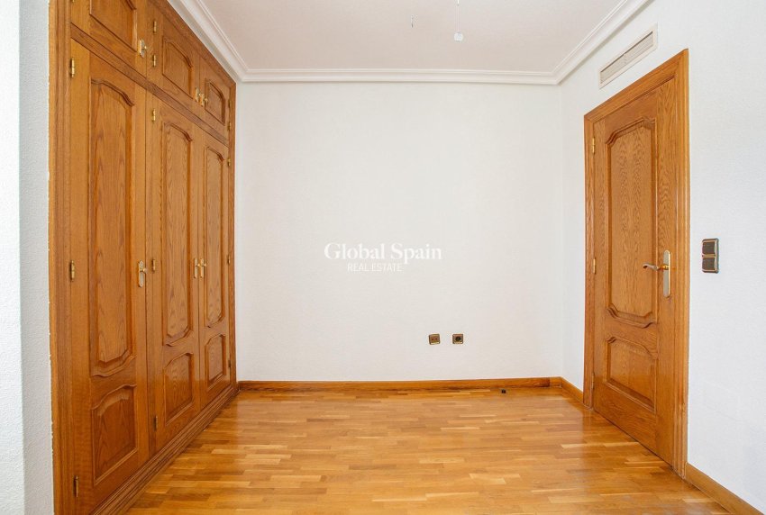 Resale - Villa -
TORREVIEJA - Torreta florida