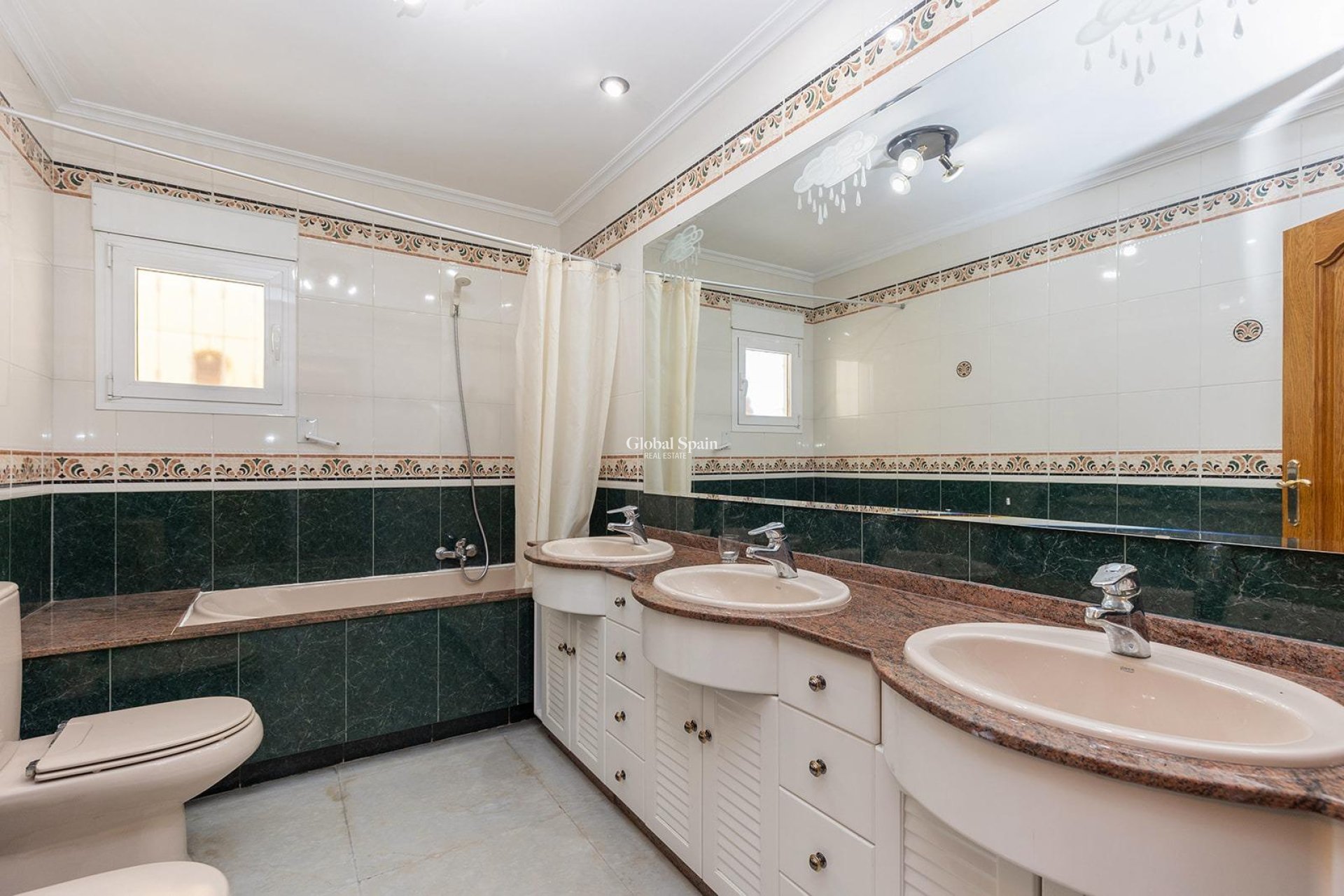 Resale - Villa -
TORREVIEJA - Torreta florida