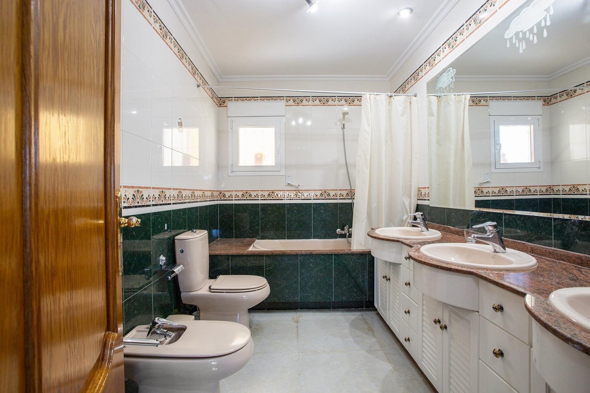 Resale - Villa -
TORREVIEJA - Torreta florida