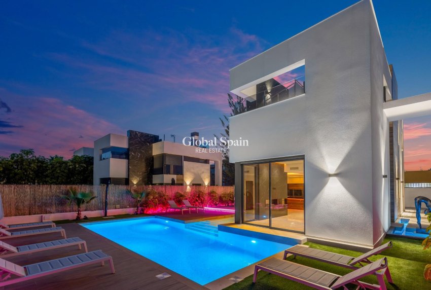 Resale - VILLA -
TORREVIEJA - Torreta Florida