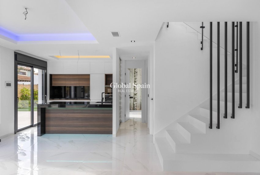 Resale - VILLA -
TORREVIEJA - Torreta Florida