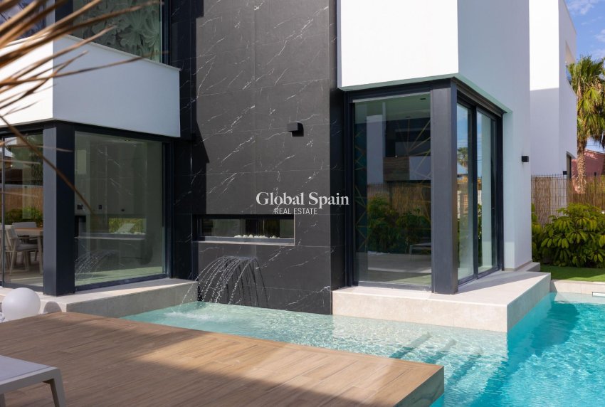 Resale - VILLA -
TORREVIEJA - Torreta Florida